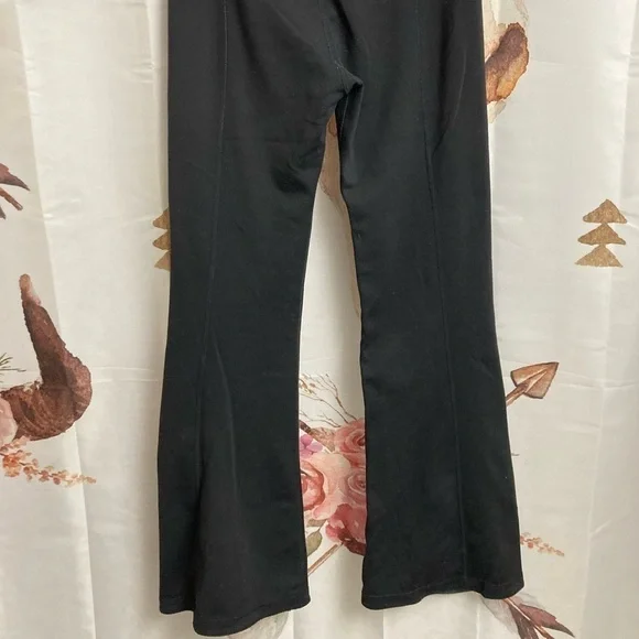 Size 6 lululemon pants - Picture 3 of 4